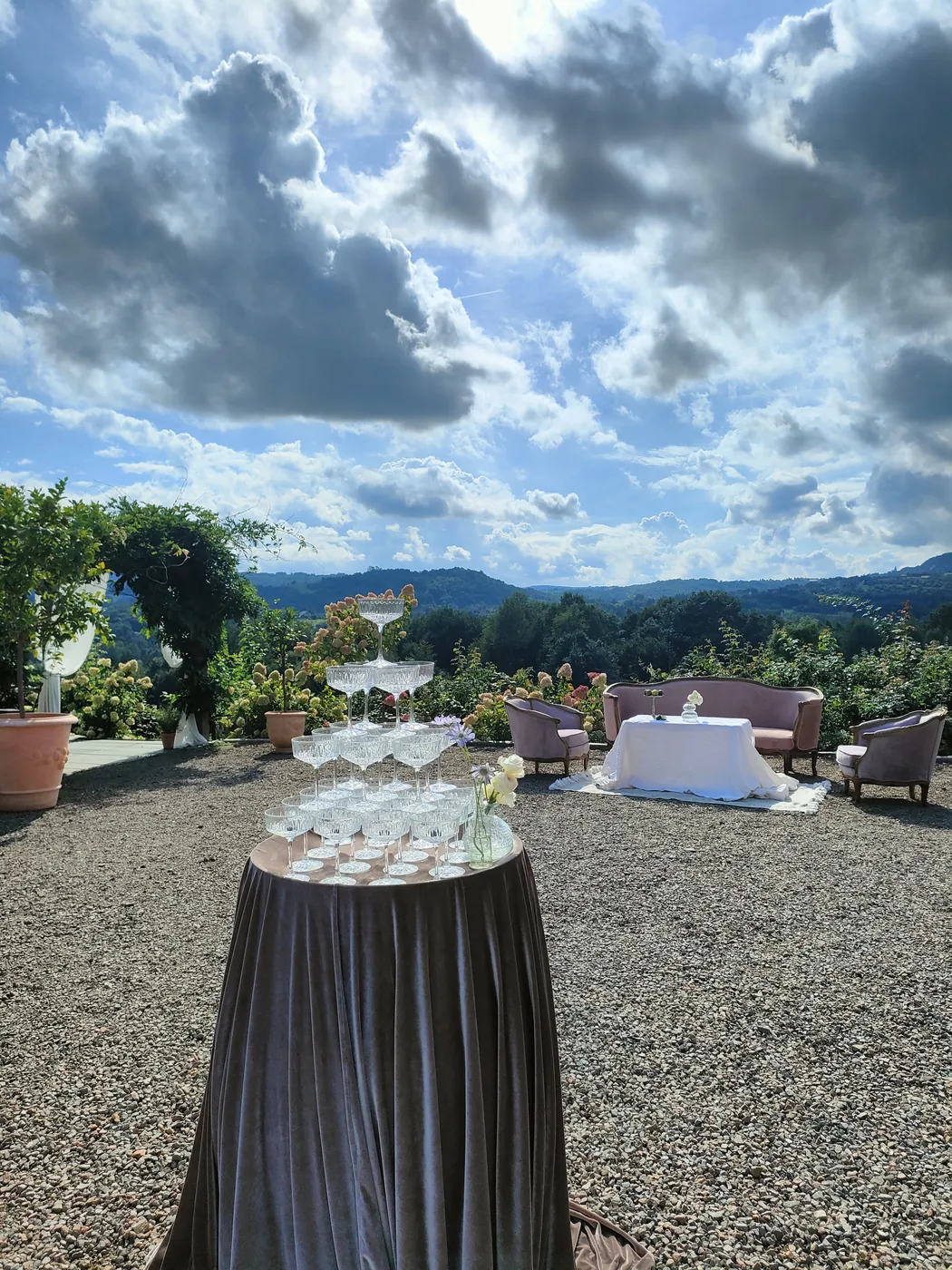 Ogrod Villa Love przygotowany do przyjecia weselnego